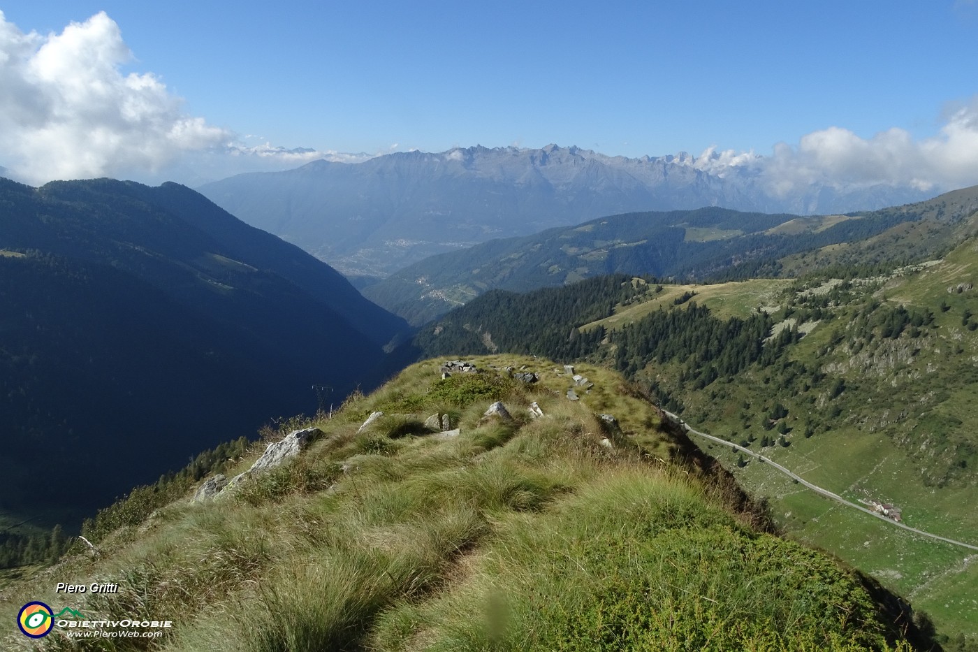 20 Splendida vista sulla Valle del Bitto di Albaredo, verso la Valtellina e le Alpi Retiche.JPG